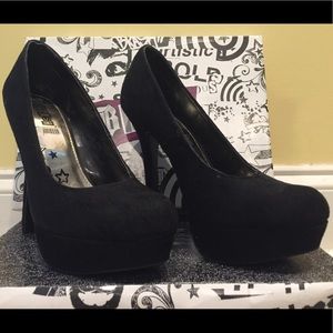 Brash black heels, platform